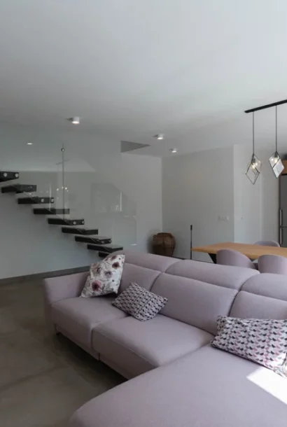 sofá grande en salón moderno