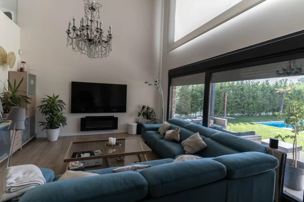 Casas prefabricadas de lujo en Madrid: cómo diseñar un salón que invite a quedarse