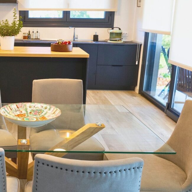 Casas prefabricadas de lujo en Madrid: espacios exteriores que se sienten parte del hogar