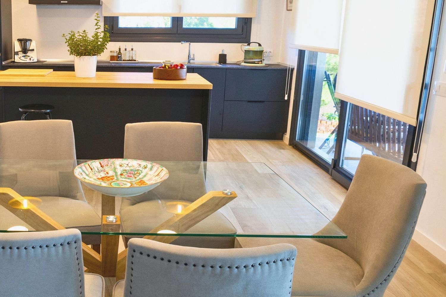 Casas prefabricadas de lujo en Madrid: espacios exteriores que se sienten parte del hogar