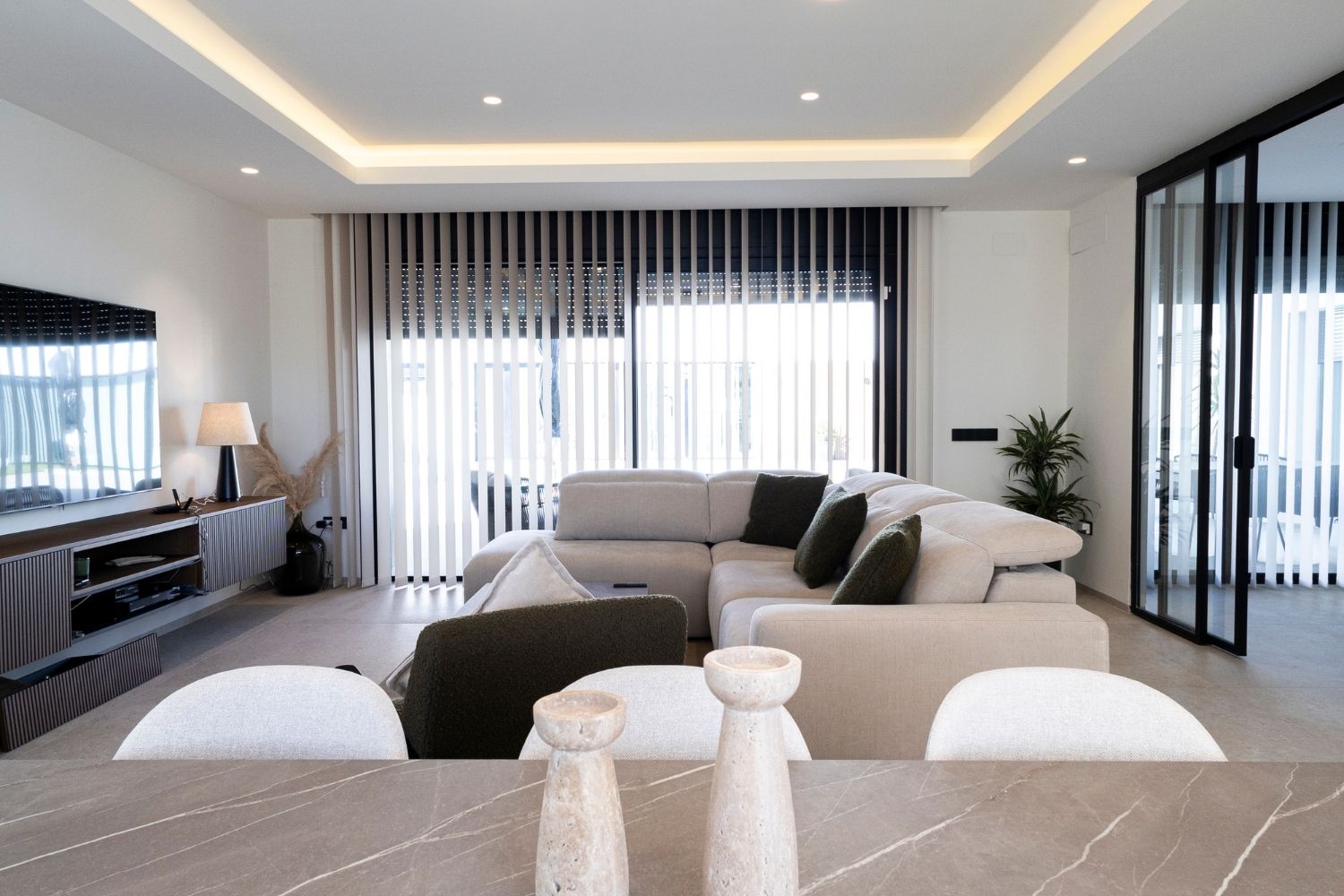 Casas prefabricadas premium: ideas para comedores amplios y luminosos
